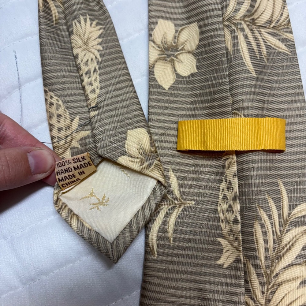 Tommy Bahama Mens Silk Tie Tan Brown Tropical Pineapple Hibiscus Floral 4 Inch - Picture 7 of 7